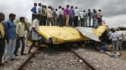 Mueren 18 niños al chocar tren contra bus escolar en India
